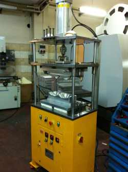 Tekstil Sanayi OZM 2+1 SÜTYEN KAP BASMA PRESİ